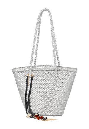 Zilverkleurige geweven shopper met gevlochten handgrepen en decoratieve zwarte kwastjes met kralen en gouden bedels die aan één zijde hangen.