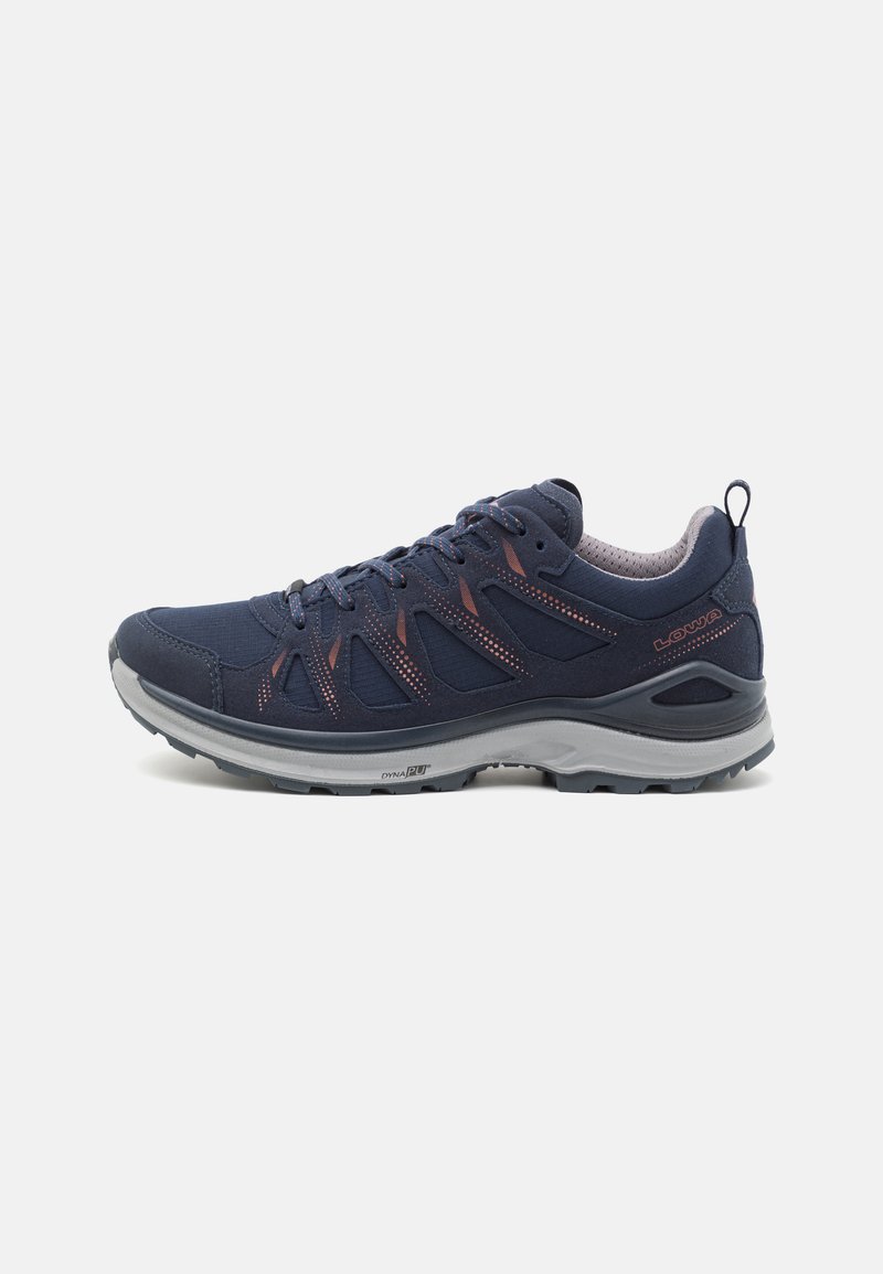 Scarpe da trekking navy con suola grigia, tessuto in rete e dettagli arancioni. Presentano un collare imbottito e una linguetta sul tallone per facilitare l'indossamento.