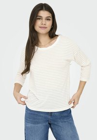 Witte langemouwen shirt met dunne gouden en beige strepen, een ronde halslijn en driekwartmouwen. Draag met blauwe denim jeans.