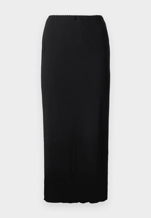 Melna, grīdas garuma svārki, kas izgatavoti no gludas auduma. Iezīmējas ar vienkāršu dizainu, elastīgu jostu un izsmalcinātu viļņotu apdari augšpusē.