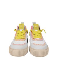 Sko med en hvid overdel, livlige gule snørebånd, teksturerede lyserøde accenter og en tyk ribbet beige sål. Bemærkelsesværdige for deres unikke design.