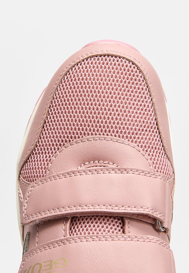 Baskets roses avec une tige en mesh respirant et des accents en cuir lisse. Comprend deux sangles Velcro ajustables et des détails de couture subtils.