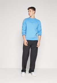 Tommy Hilfiger LOGO TIPPED CREWNECK - Mikina - blue spell