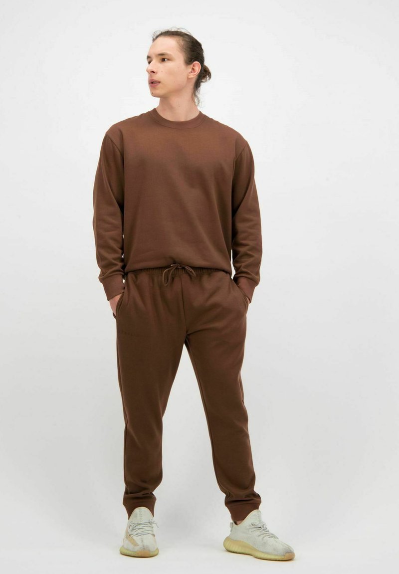 Herren Trainingsanzüge | EOSELIO Jogginghose chocolate brown/braun - WA97464 Herren Trainingsanzüge | EOSELIO Jogginghose chocolate brown/braun - WA97464