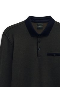 Dunkelgrünes strukturiertes Poloshirt mit einem marineblauen Kragen, drei Knöpfen und einer Tasche mit einem schwarzen Einsatz. Markenlabel sichtbar.