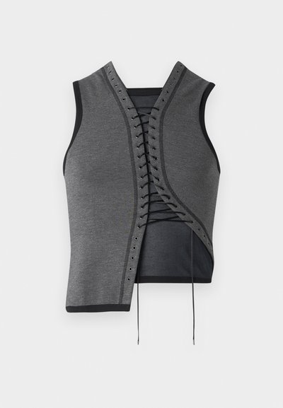 Haut sans manches gris avec un design à lacer à l'avant, accents noirs et œillets, tissu texturé et coupe asymétrique.