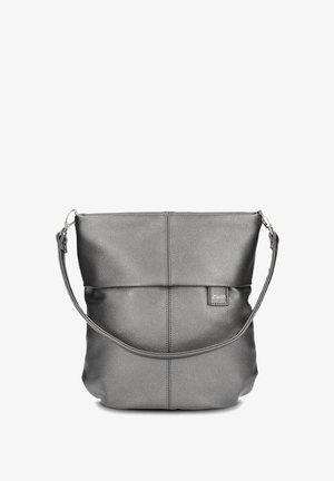 Borsa a tracolla in pelle grigia con finitura a grana, con una singola tracolla e una piccola etichetta rettangolare del marchio sulla parte anteriore, centro-destra.