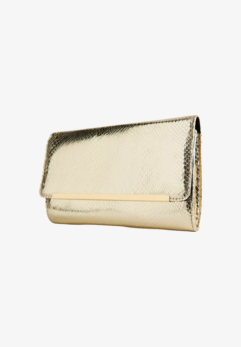 Clutch in pelle di serpente oro con superficie testurizzata, caratterizzata da una forma rettangolare elegante e un accento in metallo dorato nella parte frontale.