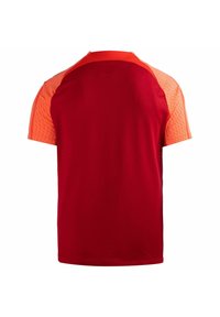 Maglietta sportiva rossa e arancione con maniche corte. Le spalle arancioni presentano un motivo strutturato, mentre il corpo è liscio e di un rosso uniforme.