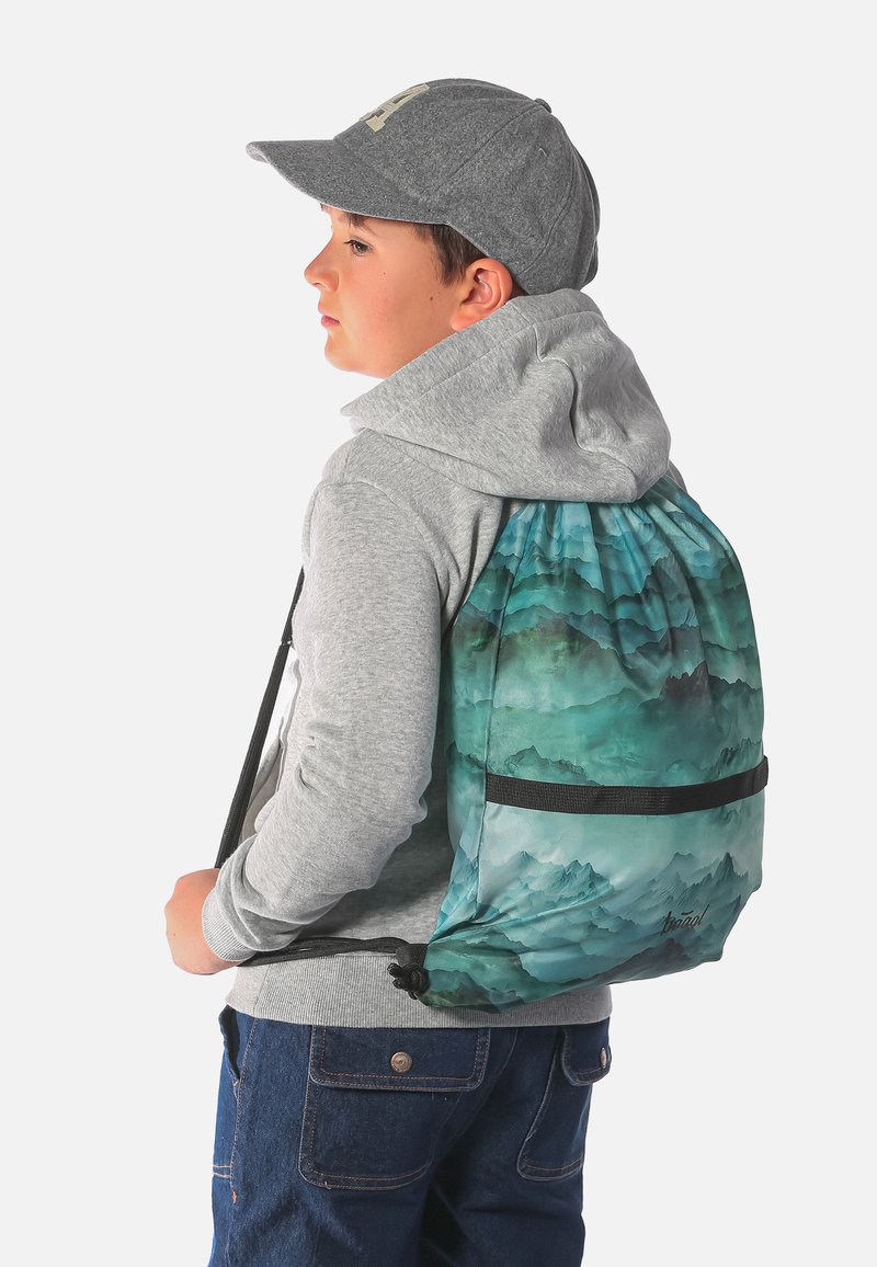 Schnürzug-Rucksack mit einem türkisfarbenen Bergdesign, aus leichtem Stoff hergestellt. Verfügt über schwarze Träger und einen gerafften oberen Verschluss.