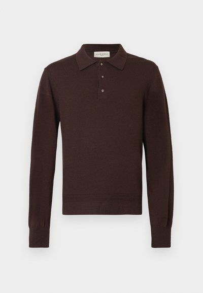 Polo à manches longues marron en matière douce ; doté d'un col classique, d'une patte de boutonnage à trois boutons et de poignets côtelés.