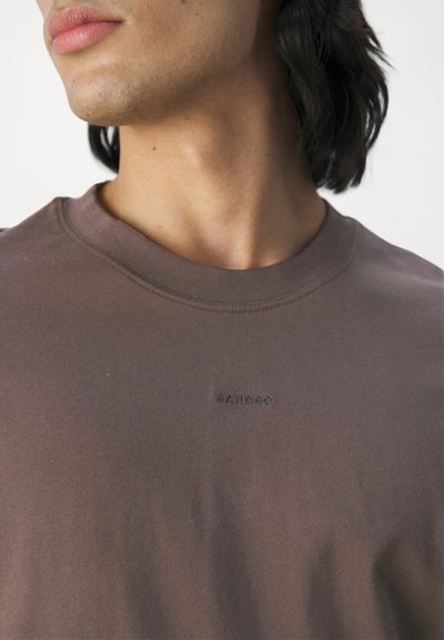 sandro TEE - Pamata T-krekls - marron foncé