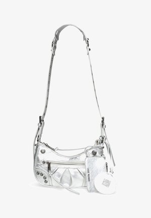Ezüst színű fém hatású keresztbody táska ívelt formával, cipzáros rekeszekkel, patentgomb díszítéssel és levehető kártyatartóval.
