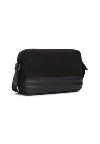 Borsa nera in suede e pelle con chiusura zip, forma rettangolare e dettagli testurizzati nella parte inferiore. Inclusa tracolla regolabile.