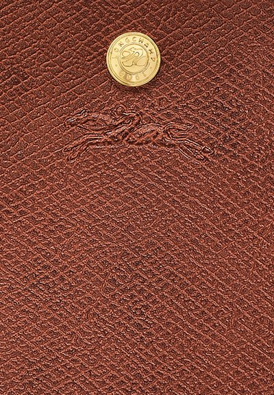 Braune geprägte Lederbörse mit einem goldenen Logo-Button. Die Textur ist gemustert, mit einem subtilen Design eines Pferdes.