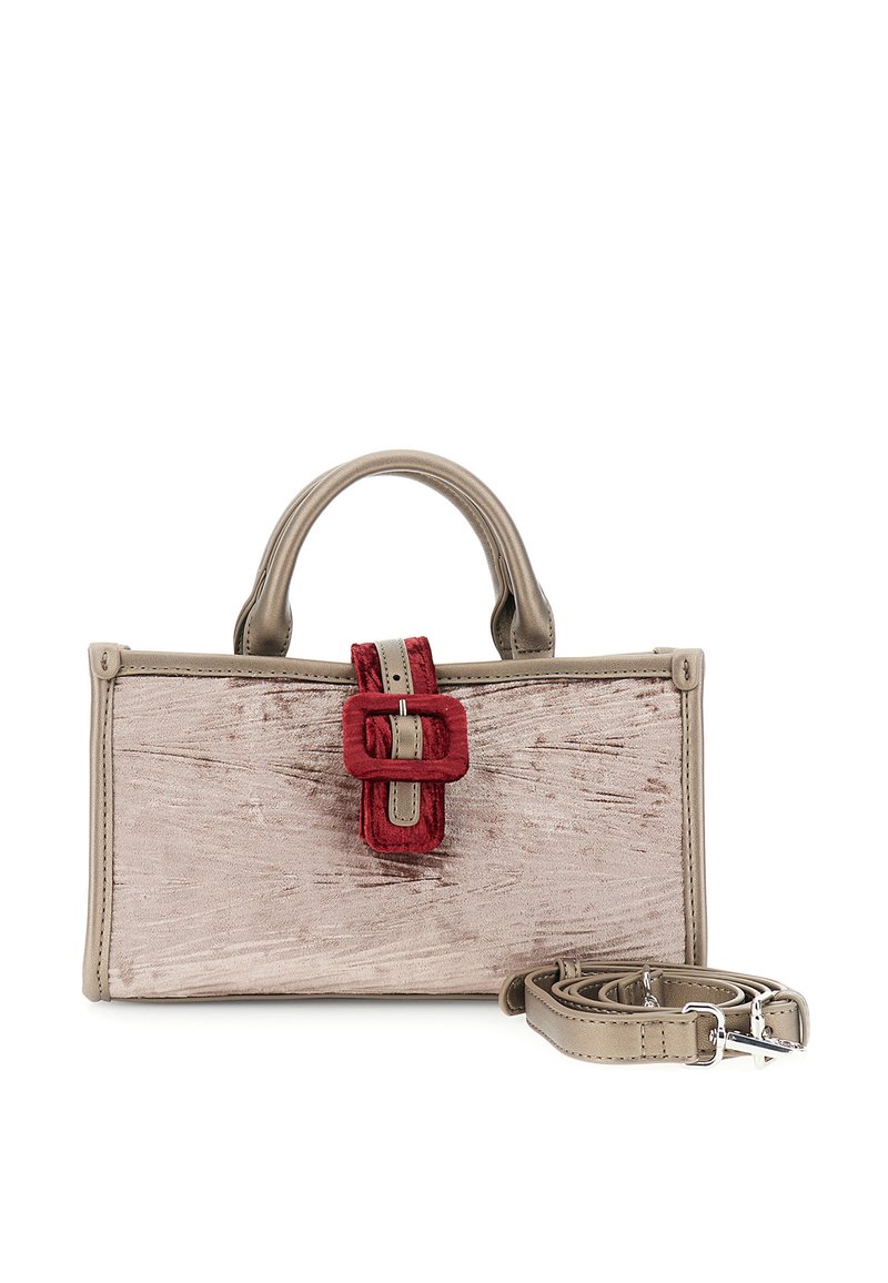 Beige handväska med en texturerad yta, som har en framträdande röd och grå spänneaccent. Inkluderar korta handtag och en avtagbar rem.
