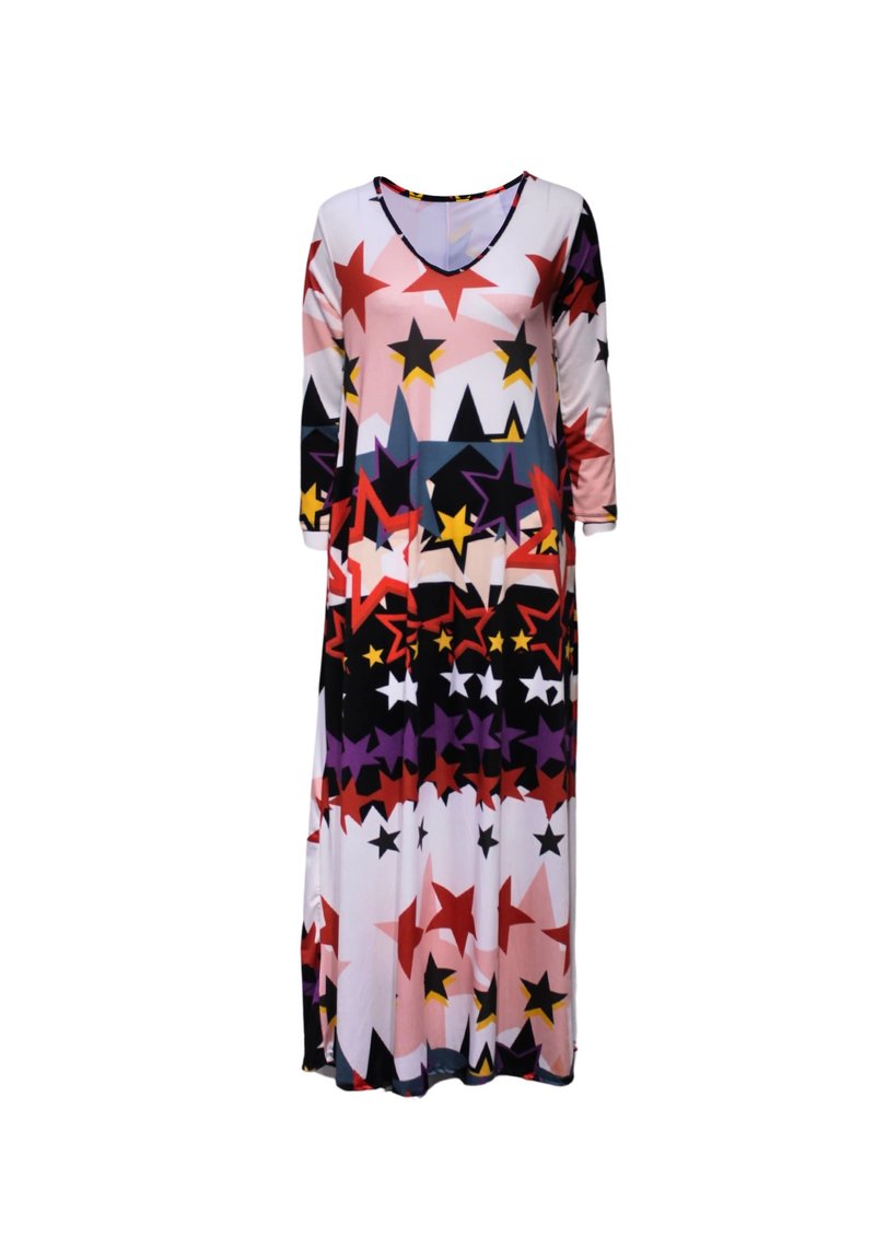 Vestido largo y suelto hecho de una tela elástica que presenta un estampado de estrellas multicolores en rojo, rosa, púrpura y negro, con mangas de tres cuartos.
