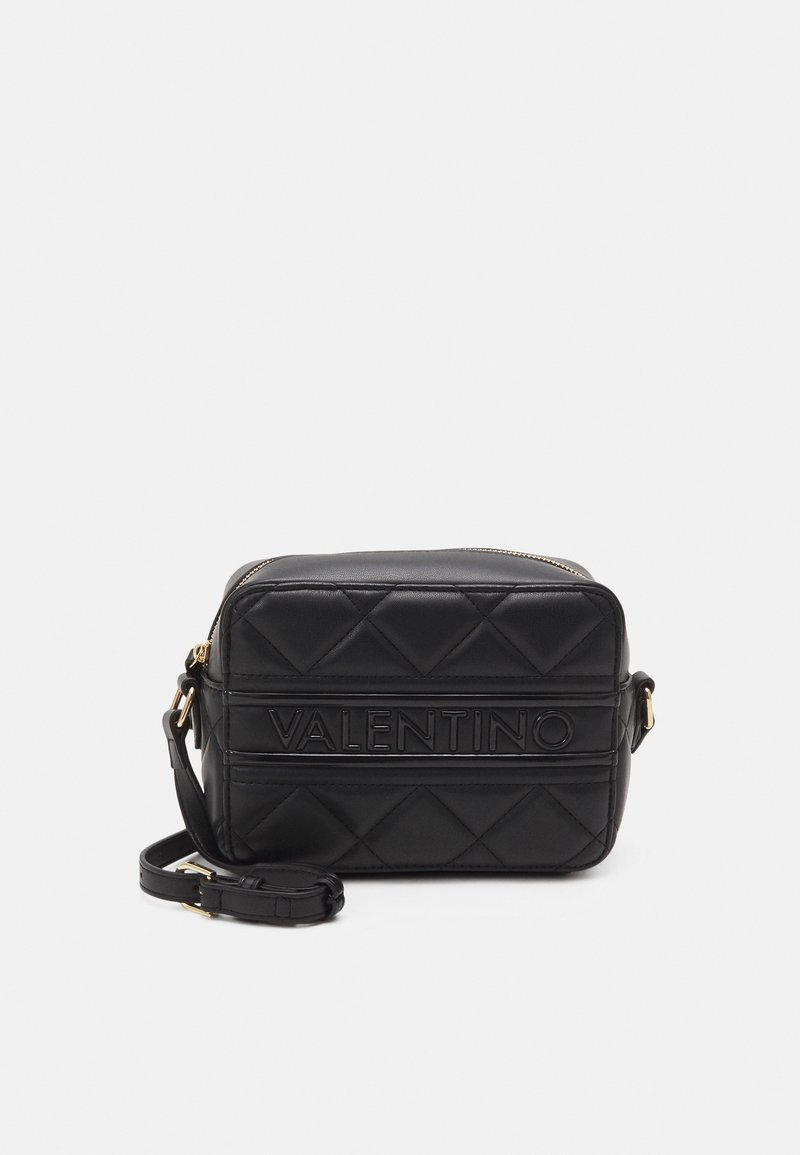 Borsa a tracolla in pelle nera trapuntata, di forma rettangolare, con chiusura a zip, logo "VALENTINO" in rilievo e tracolla regolabile.
