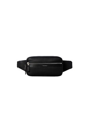 Bolso de cintura de cuero negro texturizado con dos cremalleras plateadas, correa ajustable y sutil logo de Calvin Klein en el bolsillo delantero.