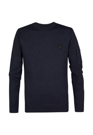 Marineblauwe sweatshirt met ronde hals, gemaakt van zachte stof, voorzien van een vierkante patch op de borst en een zijzak op de linker mouw.