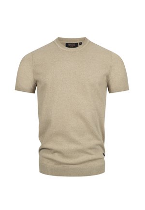 Beżowy sweter z krótkim rękawem z dzianiny. Posiada ribbowe wykończenie dekoltu i dolnej krawędzi, a także małą metkę z logo w lewym dolnym rogu.