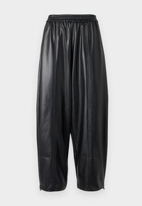 Zwarte leren broek met een relaxed fit, voorzien van een elastische tailleband en taps toelopende boorden. Glad textuur met gestikte details.
