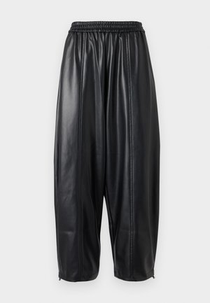 Pantalons en cuir noir au fit décontracté, avec une taille élastique et des poignets fuselés. Texture lisse avec des détails cousus.