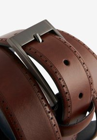 Ceinture en cuir marron avec des détails brodés, boucle rectangulaire en métal et trous d'ajustement régulièrement espacés. Surface texturée et accents foncés.