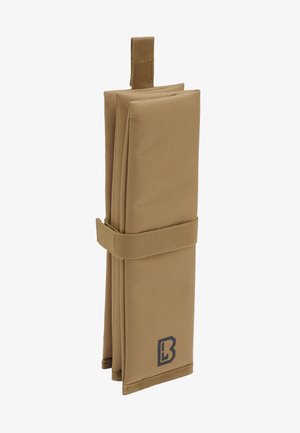 Hnedý skladací organizér vyrobený z odolnej látky, s popruhom na suchý zips, prešitými okrajmi a logom v pravom dolnom rohu.