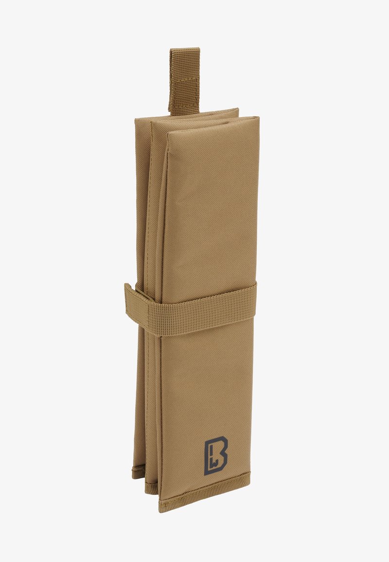 Organizador plegable color marrón hecho de una tela duradera, con una correa de velcro, bordes cosidos y un logo en la esquina inferior derecha.