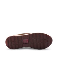 Semelle en caoutchouc brun avec une surface texturée présentant des motifs rectangulaires et un logo dans une boîte rose. Design durable et orienté vers la traction.