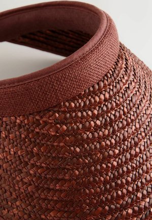 Cesto intrecciato per la conservazione con una tonalità rosso-marrone profonda, caratterizzato da una superficie testurizzata e un bordo in tessuto liscio. Forma arrotondata e rastremata.