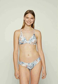 Conjunto de bikini com estampa floral, apresentando um top halter triangular com alças finas e cuecas de corte baixo em tons de azul claro, verde e laranja.