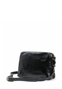Czarna skórzana torebka na ramię o gładkiej fakturze, prostokątnym kształcie, zamknięciu na suwak oraz odpinanym pasku ze srebrną klamrą.