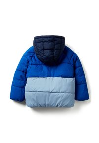 Niebieska i jasnoniebieska pikowana kurtka zimowa z ciemnoniebieskim kapturem, pokazana od tyłu na białym tle.
