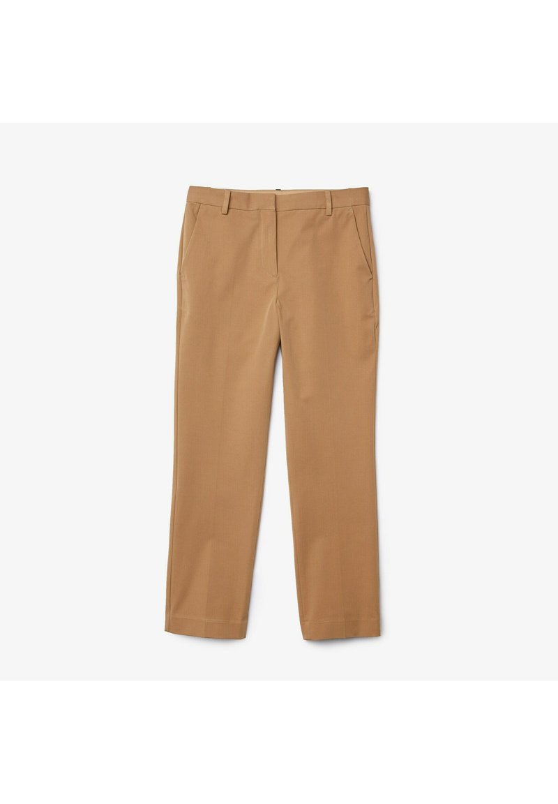 Pantalon beige en tissu lisse, doté d'une coupe droite, de poches avant et d'une taille plate avec passants de ceinture.