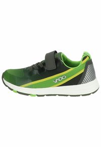 Scarpa sportiva verde e nera con upper texturizzato, striscia gialla, cinturino regolabile e suola bianca. Presenta dettagli in rete e colletto imbottito.