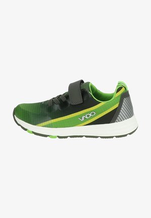 Zapatilla deportiva verde y negra con parte superior texturizada, franja amarilla, correa ajustable y suela blanca. Presenta acentos de malla y cuello acolchado.