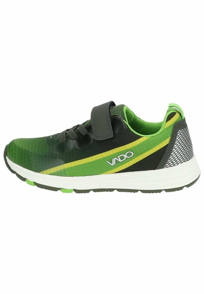 Scarpa sportiva verde e nera con upper texturizzato, striscia gialla, cinturino regolabile e suola bianca. Presenta dettagli in rete e colletto imbottito.