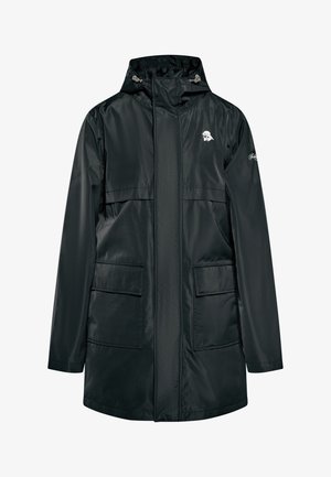 Zwarte waterdichte jas met een capuchon, twee zakken aan de voorkant en een logo op de borst. Gladde textuur en verstelbare trekkoorden bij de hals.