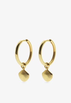 Boucles d'oreilles créoles en or, chacune ornée d'un petit pendentif en forme de coquillage doré pendu au bas.