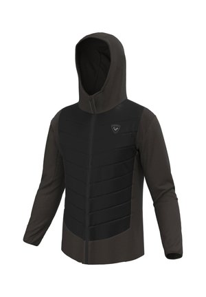 Kapuzenshirt mit einer schwarzen gepolsterten Vorderseite mit horizontalen Streifen, braunen Stretchstoffärmeln und einem Logo auf der Brust.