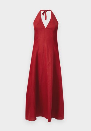 Robe halter rouge en tissu léger, présentant un décolleté en V et un lien à l'arrière. Jupe évasée s'étendant jusqu'au mi-mollet avec une texture lisse.