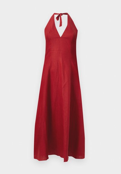 Vestido halter vermelho em tecido leve, com um decote em V e laço nas costas. Saia rodada que se estende até a meia panturrilha com uma textura suave.