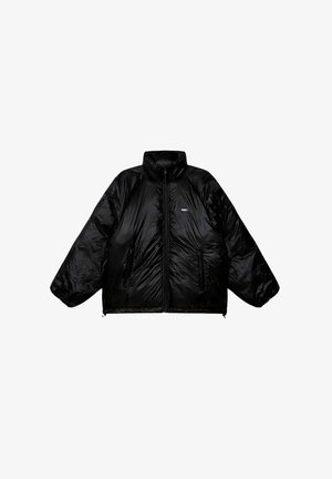 Giacca imbottita nera con collo alto, chiusura con zip e due tasche laterali. Presenta una texture lucida e un piccolo logo sul petto.