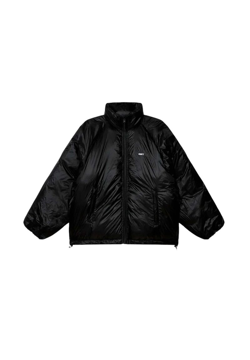 Giacca imbottita nera con collo alto, chiusura con zip e due tasche laterali. Presenta una texture lucida e un piccolo logo sul petto.