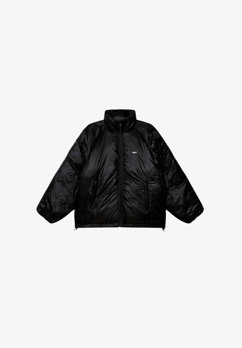 Giacca imbottita nera con collo alto, chiusura con zip e due tasche laterali. Presenta una texture lucida e un piccolo logo sul petto.