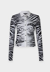 Juodai baltos zebra rašto marškiniai su apykakle, mygtukų uždarymu ir ilgomis rankovėmis. Priekyje yra logotipo tekstas.