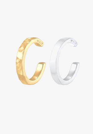 Guld- og sølvringe i buet form. Guldringen har en hamret overflade, mens sølvringen er glat og poleret. Begge er stemplet med "925."