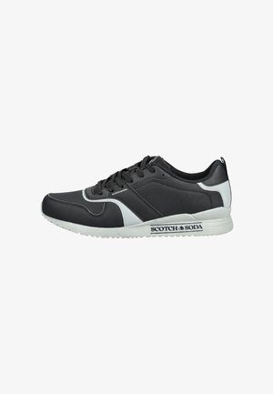Zapatilla Scotch & Soda en blanco y negro con lados perforados, cordones delanteros y suela con marca sobre fondo blanco.